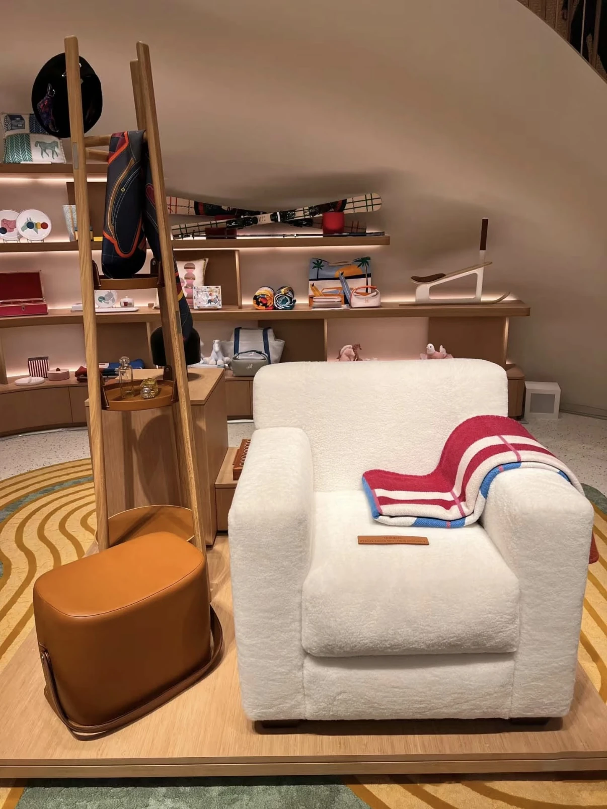 HERMES / INTERIOR / PPT P.29 / 05