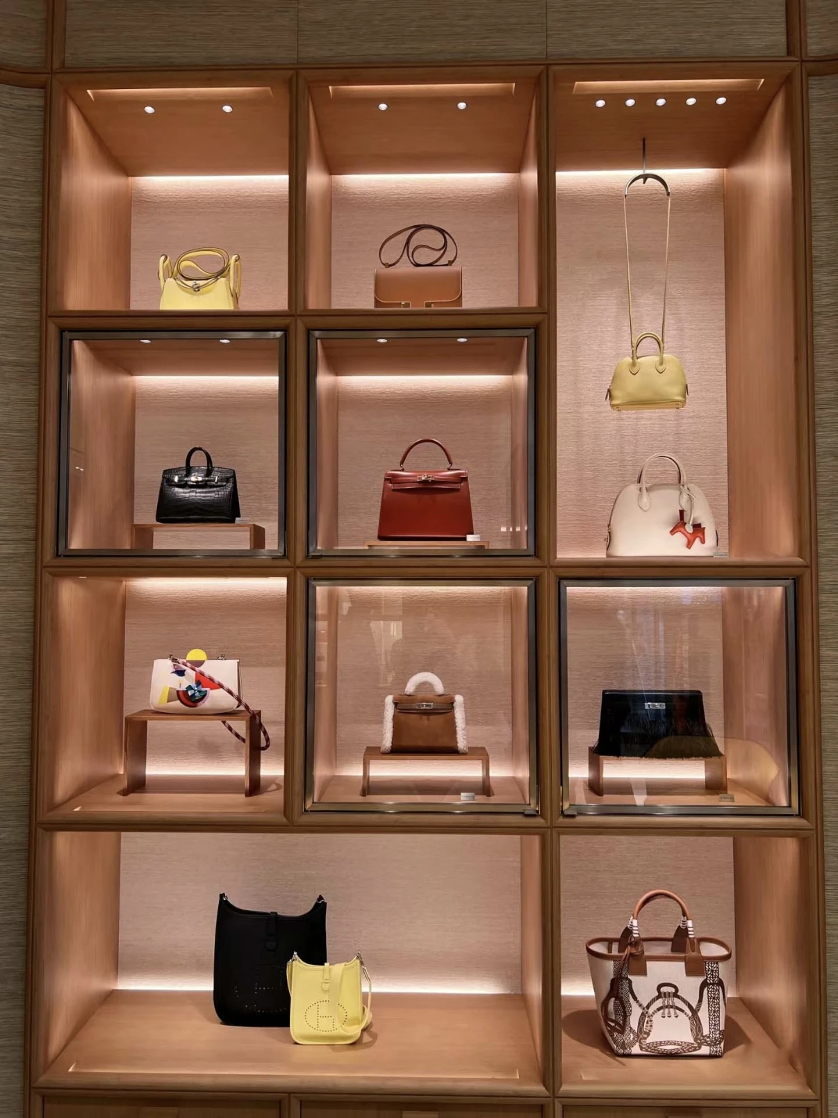 HERMES / INTERIOR / PPT P.29 / 06