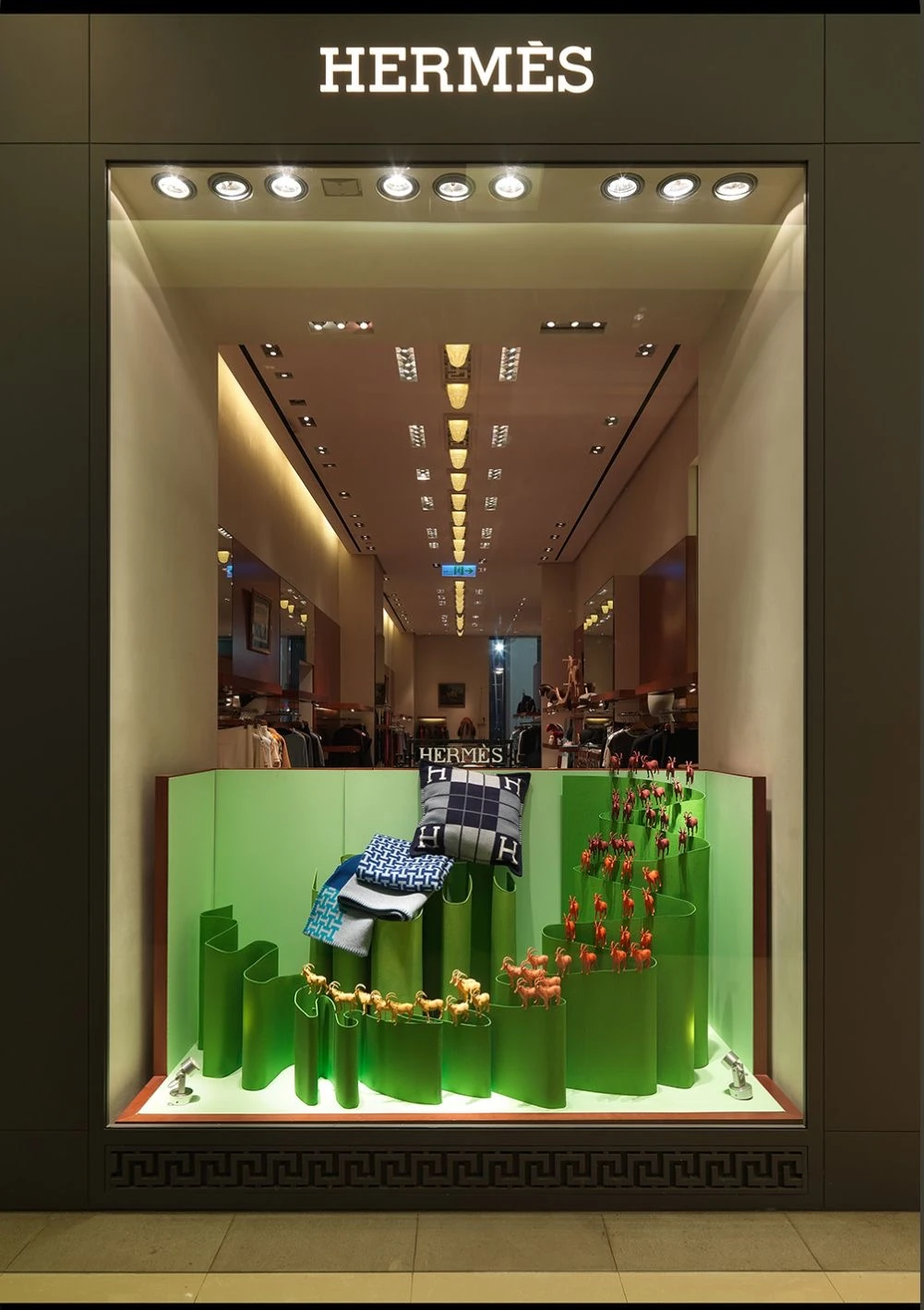 HERMES / WINDOW / PPT P.32 / 08