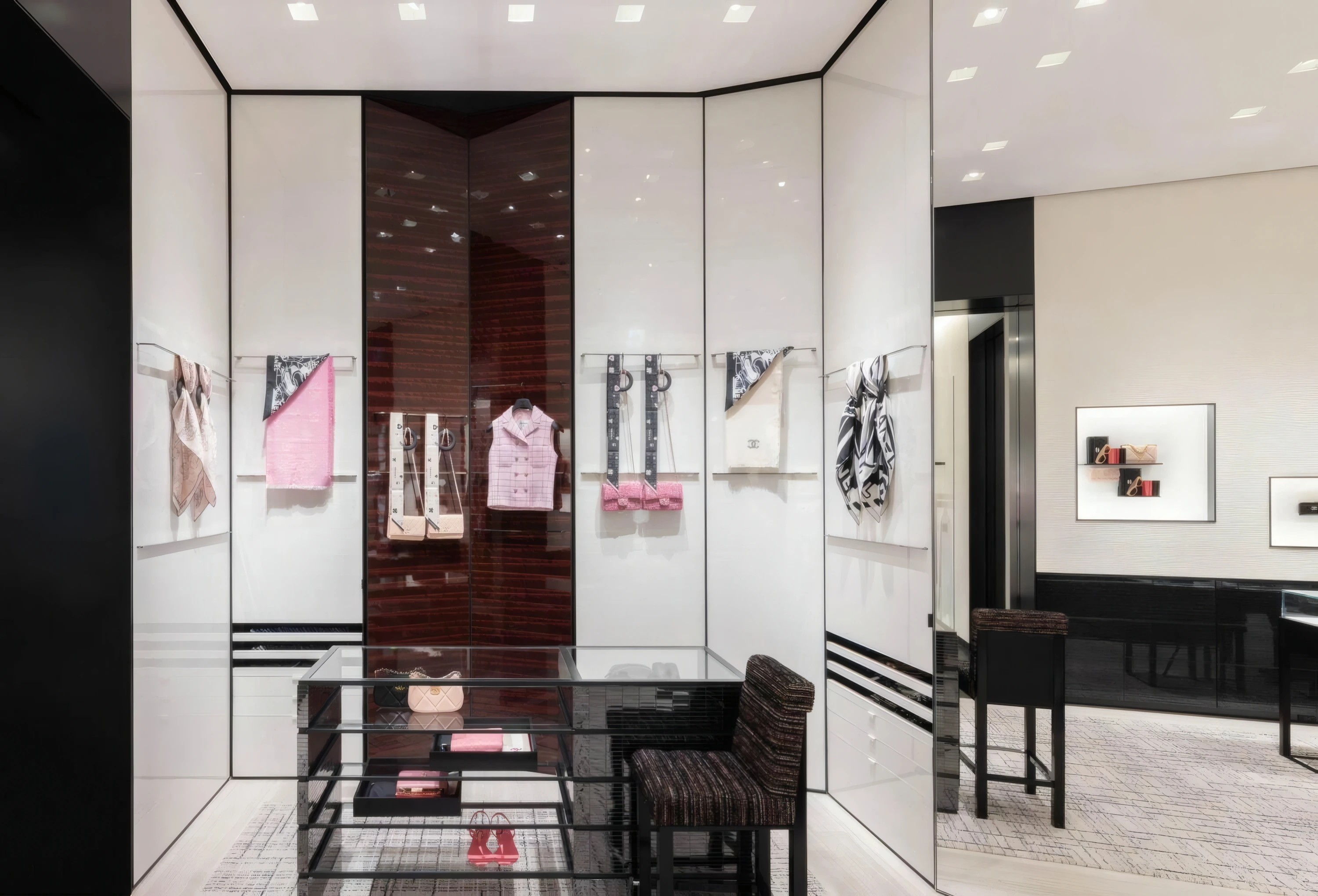 CHANEL 门店软装与装饰分析